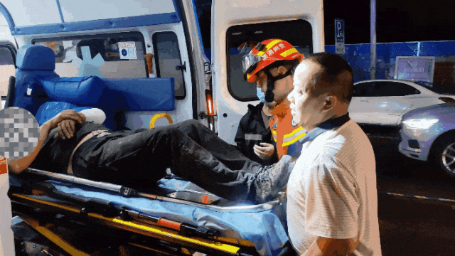 严重损毁！贵州一水泥罐车追尾出租车后坠入5米河道，两人陷入困境！