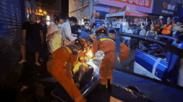 严重损毁！贵州一水泥罐车追尾出租车后坠入5米河道，两人陷入困境！