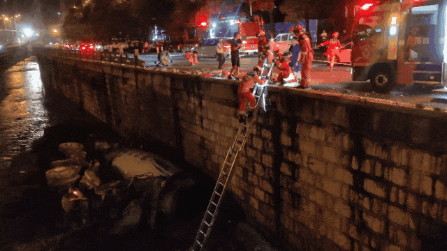 严重损毁！贵州一水泥罐车追尾出租车后坠入5米河道，两人陷入困境！