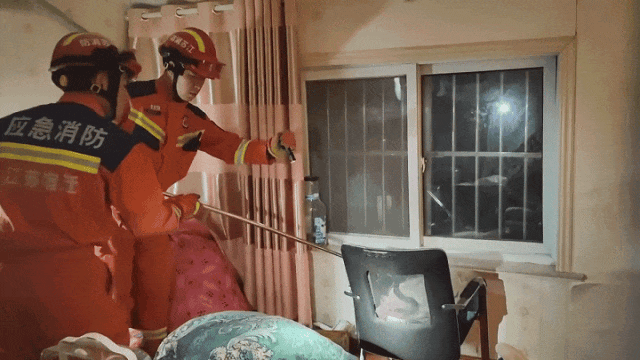 我滴个乖乖！女子家中饲养的宠物蛇“越狱”……