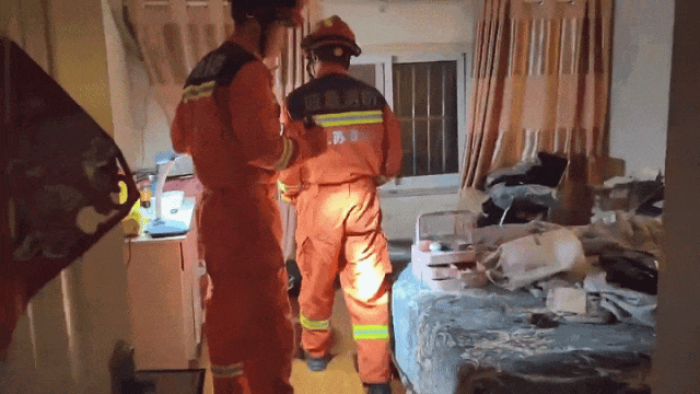 我滴个乖乖！女子家中饲养的宠物蛇“越狱”……