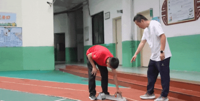 太强了！“小孩哥”百米跑11秒63，比肩同期苏炳添