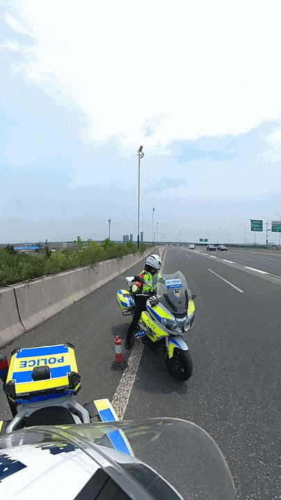 8公里13个红绿灯,仅用6分钟!网友直呼:专业! 8公里13个红绿灯,仅用6分钟!网友直呼:专业!