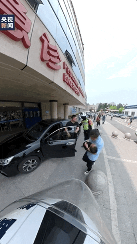 交警“飙车”6分钟 !网友看后疯狂点赞 交警“飙车”6分钟 !网友看后疯狂点赞