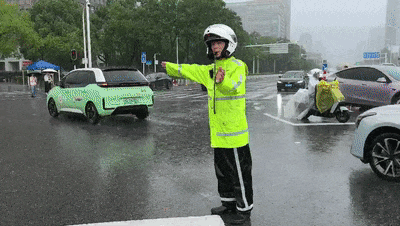武汉警方迅速应对今晨暴雨  确保路畅人安 武汉警方迅速应对今晨暴雨  确保路畅人安