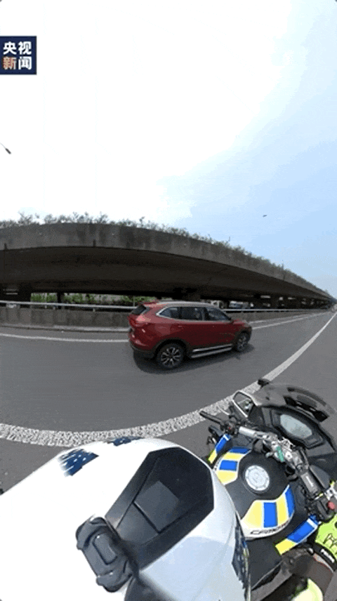 交警“飙车”6分钟 !网友看后疯狂点赞 交警“飙车”6分钟 !网友看后疯狂点赞