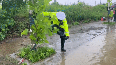 武汉警方迅速应对今晨暴雨  确保路畅人安 武汉警方迅速应对今晨暴雨  确保路畅人安