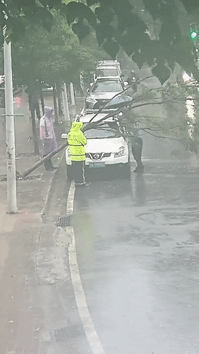 武汉警方迅速应对今晨暴雨  确保路畅人安 武汉警方迅速应对今晨暴雨  确保路畅人安
