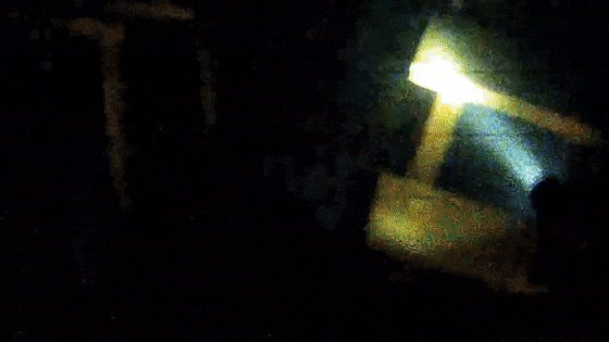 抱起灭火器,他三次冲进着火的餐饮店…… 抱起灭火器,他三次冲进着火的餐饮店……