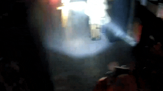 抱起灭火器,他三次冲进着火的餐饮店…… 抱起灭火器,他三次冲进着火的餐饮店……