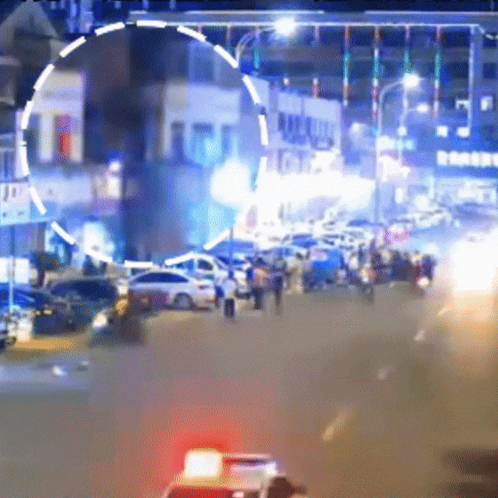 抱起灭火器,他三次冲进着火的餐饮店…… 抱起灭火器,他三次冲进着火的餐饮店……