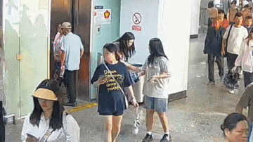 这个女警火了！网友：“按压式擦汗法”很细节