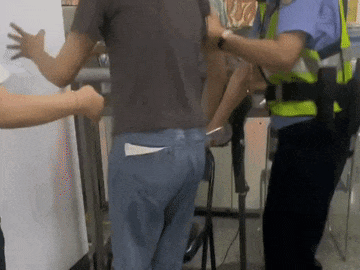 这个女警火了！网友：“按压式擦汗法”很细节