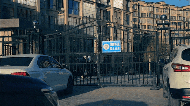 消防通道=生命通道，请时刻保持畅通！