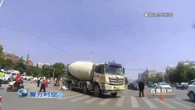 骑车误入货车盲区,头盔救了她两次命! 骑车误入货车盲区,头盔救了她两次命!