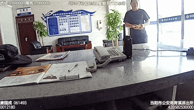 他抱着一个“铁疙瘩”来到了派出所