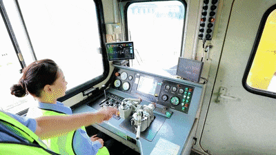 “00后”萌妹子爱上开火车！