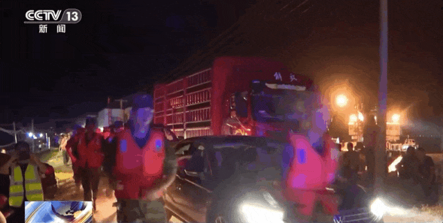 洞庭湖决堤口扩大至220米！5755人紧急转移，18辆卡车沉车封堵→