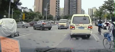同学们，骑自行车出行务必要注意→
