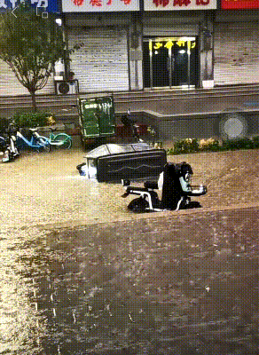 大雨中,两位老人三轮车侧翻,三个大汉冲了上去…… 大雨中,两位老人三轮车侧翻,三个大汉冲了上去……