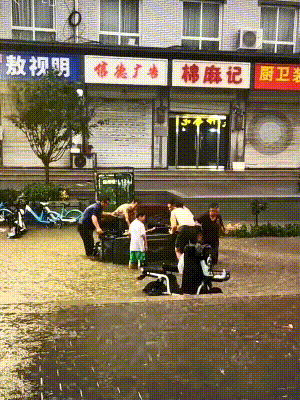 大雨中,两位老人三轮车侧翻,三个大汉冲了上去…… 大雨中,两位老人三轮车侧翻,三个大汉冲了上去……
