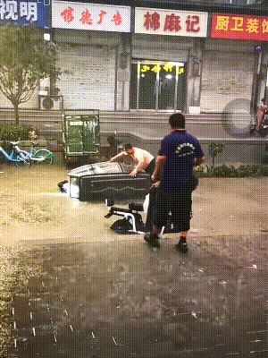 大雨中,两位老人三轮车侧翻,三个大汉冲了上去…… 大雨中,两位老人三轮车侧翻,三个大汉冲了上去……