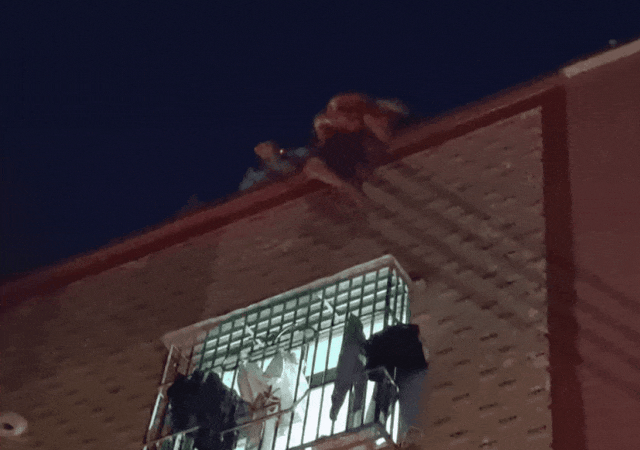 一句批评，15岁少年爬上窗外欲跳楼，身子摇摇欲坠......