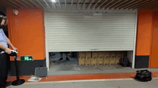 杭州朱某某,被强制腾房!更离谱的是,车库里还放着大量.…… 杭州朱某某,被强制腾房!更离谱的是,车库里还放着大量.……