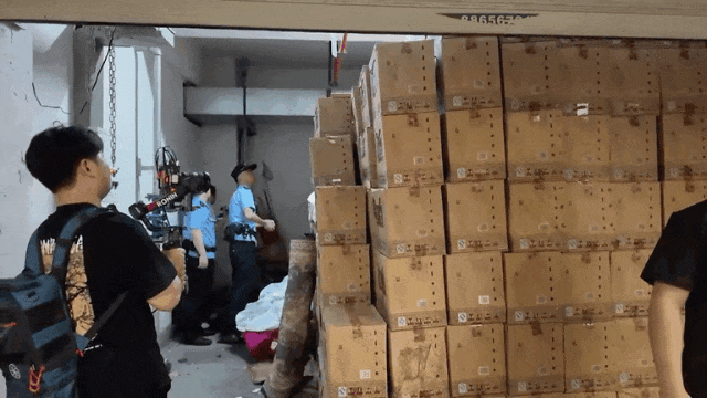 杭州朱某某,被强制腾房!更离谱的是,车库里还放着大量.…… 杭州朱某某,被强制腾房!更离谱的是,车库里还放着大量.……