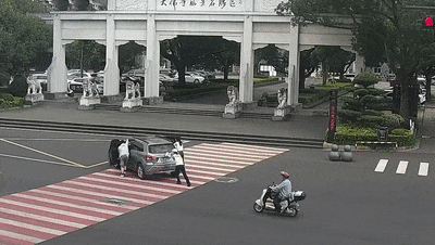 “00后”女交警徒手推车 &nbsp;驾驶员点赞