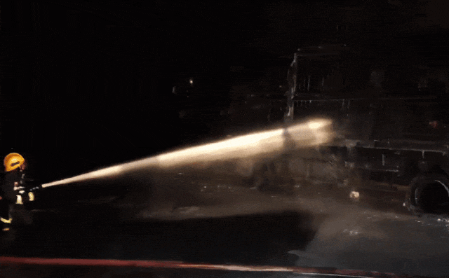 货车凌晨变“烤箱”，10余头猪惨被“烤熟”