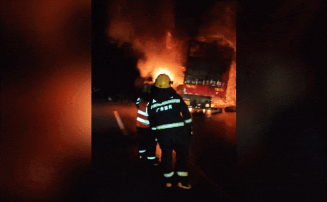 货车凌晨变“烤箱”，10余头猪惨被“烤熟”