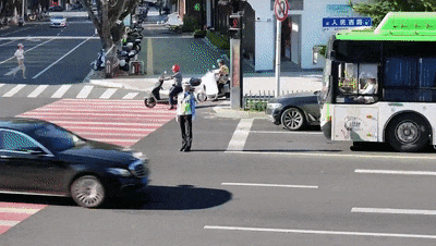 “00后”女交警徒手推车 &nbsp;驾驶员点赞