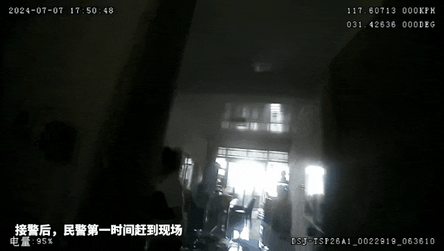 女子家中突然晕厥倒地,危急时刻民警紧急出手 女子家中突然晕厥倒地,危急时刻民警紧急出手