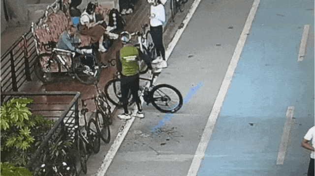 13岁男孩骑车逆行，撞上价值十几万元自行车，被索赔近3万！家长：莫名其妙，接受不了