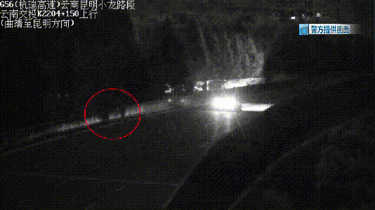 深夜，昆曲高速路中间停着一辆车！开着门，车内却没人……