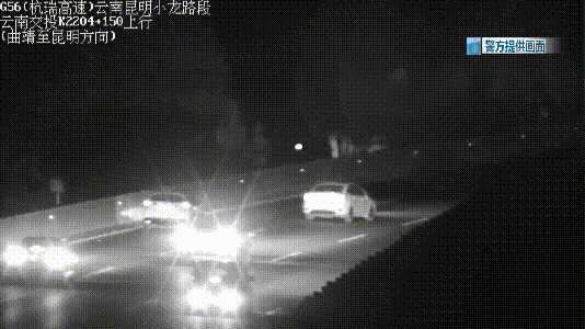 深夜，昆曲高速路中间停着一辆车！开着门，车内却没人……