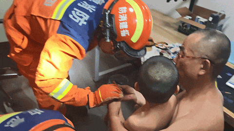 又有“熊孩子”被卡住了！这次居然卡在……