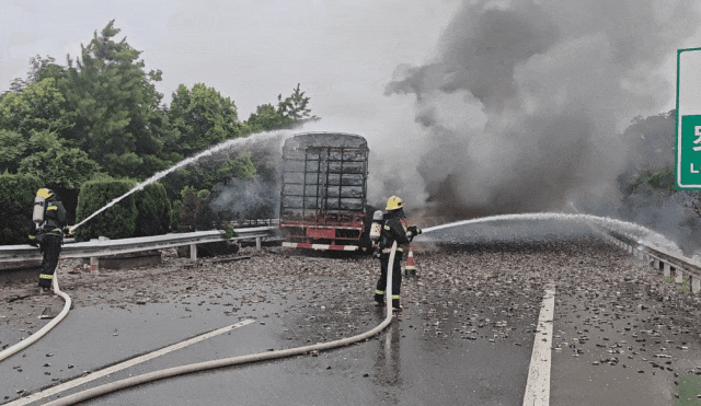 江西一满载锂电池货车起火,货物像“烟花”般从货箱“喷出” 江西一满载锂电池货车起火,货物像“烟花”般从货箱“喷出”
