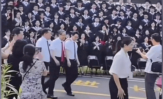 他被传病重,无法正常行走?很多人都在为他祈祷?本人最新回应! 他被传病重,无法正常行走?很多人都在为他祈祷?本人最新回应!