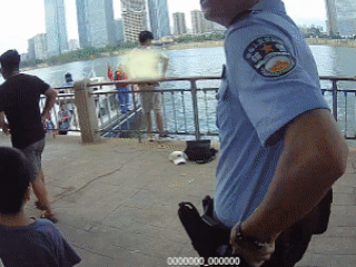 长沙橘子洲上，他被人从背后紧紧抱住！