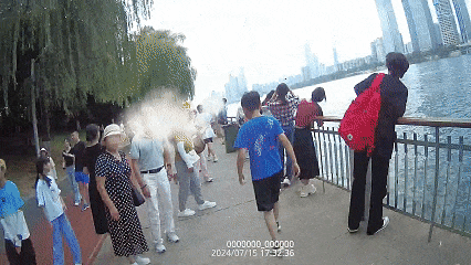 长沙橘子洲上，他被人从背后紧紧抱住！