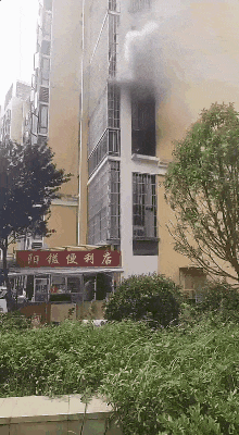 小孩阳台玩火，将家中八旬老人“推”入“火坑”