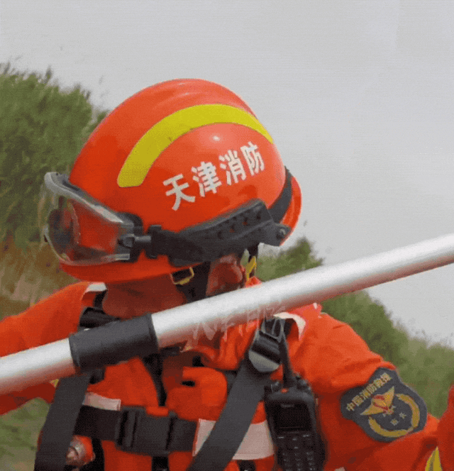 危险！2名男子沉迷钓鱼忽视泄洪警报，差点被冲没，若不慎溺水，如何自救？
