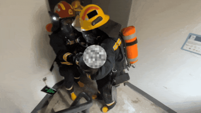 小孩阳台玩火，将家中八旬老人“推”入“火坑”