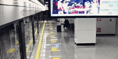 列车要开了!海宁一男孩在车厢外急得跺脚大哭…… 列车要开了!海宁一男孩在车厢外急得跺脚大哭……