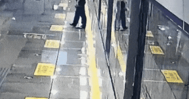 列车要开了!海宁一男孩在车厢外急得跺脚大哭…… 列车要开了!海宁一男孩在车厢外急得跺脚大哭……