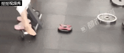 有人在健身房用哑铃做足底按摩？网友：我说手怎么总脱皮...