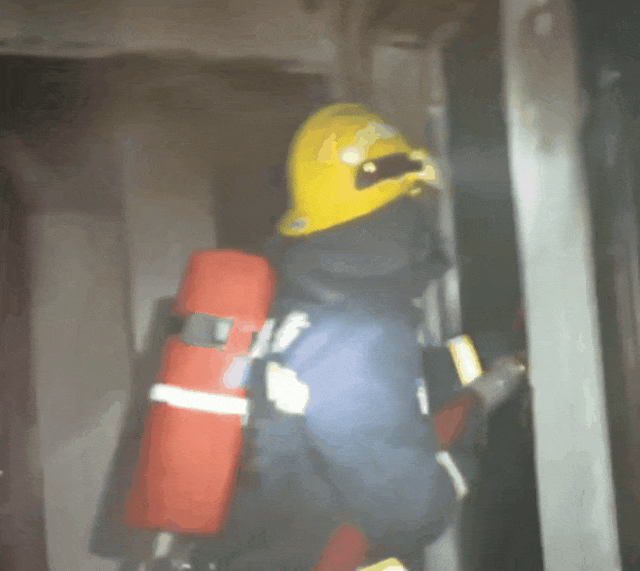 5岁幼童书房中另类“看书”，将书房变身“火海”