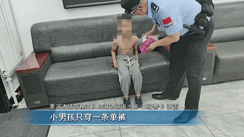 “小孩哥”雨天“裸奔”出走，热心群众与民警十分钟“寻回”